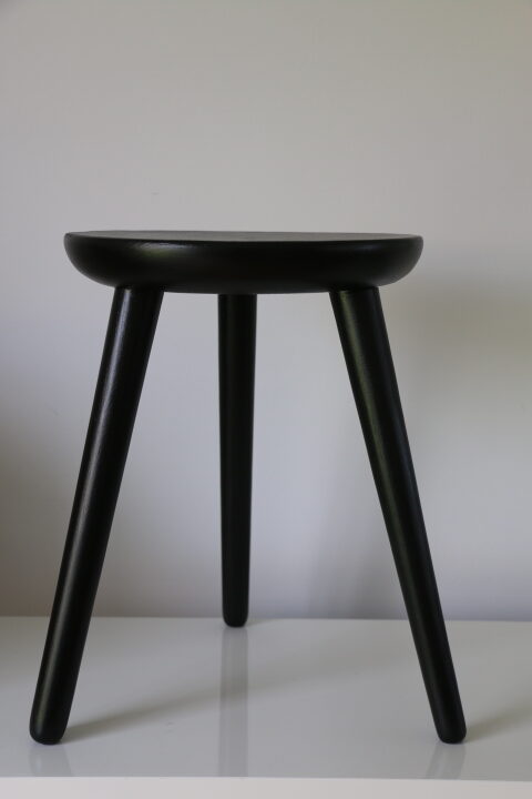 Tabouret bois tripode noir