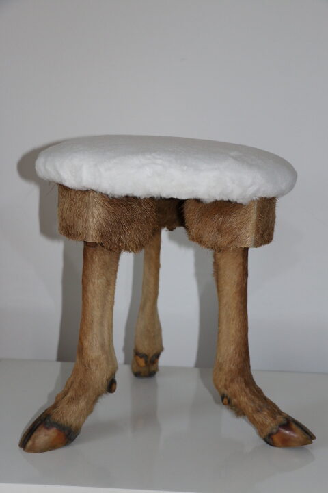 Tabouret tripode bestiaire pieds de biche