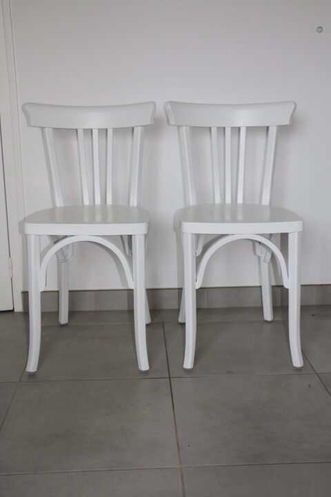2 chaises Baumann blanches