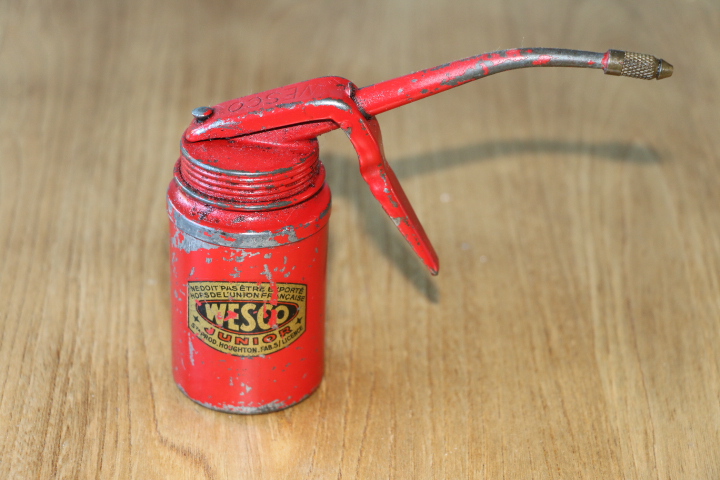 Burette à huile corps métal laqué rouge