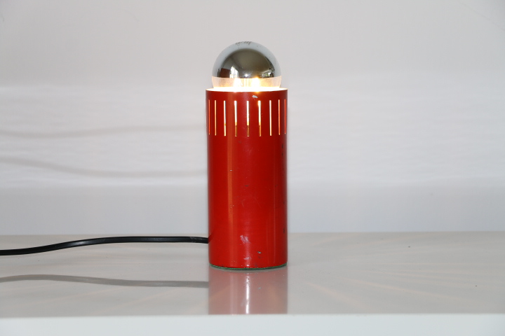 Lampe cylindrique rouge ajourée