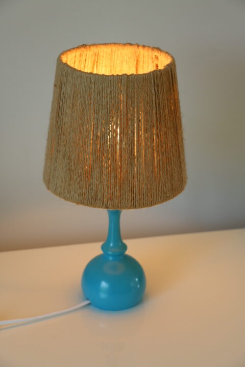 Petite lampe bois bleu avec abat-jour corde