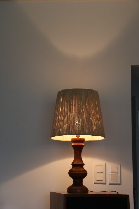 Petite lampe en bois et son abat-jour en corde. — Lamp and co