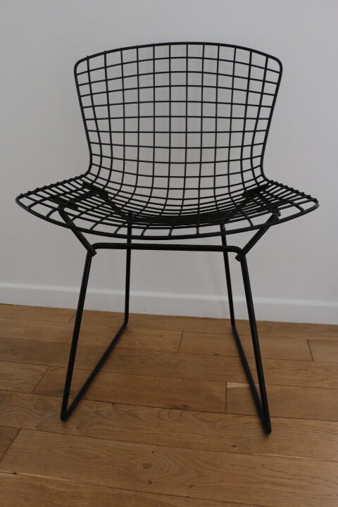 Chaise Bertoia noire (un brin d’assise cassé)