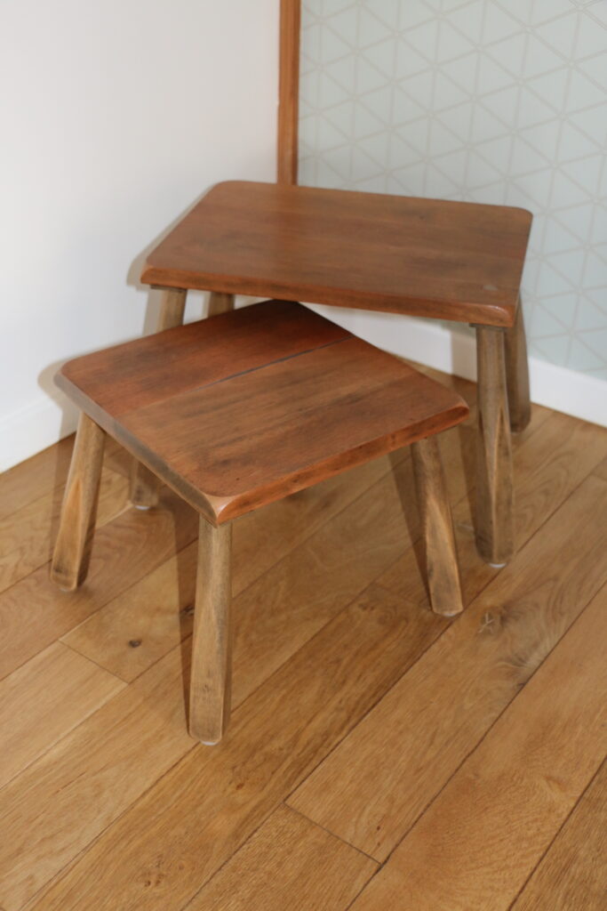 2 tables gigognes bois brutalistes
