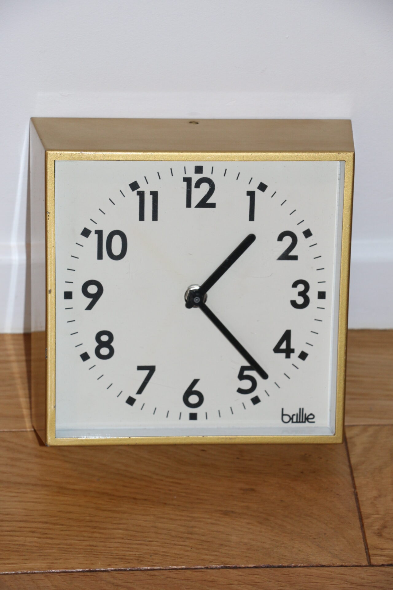 Horloge murale carrée dorée Brillié