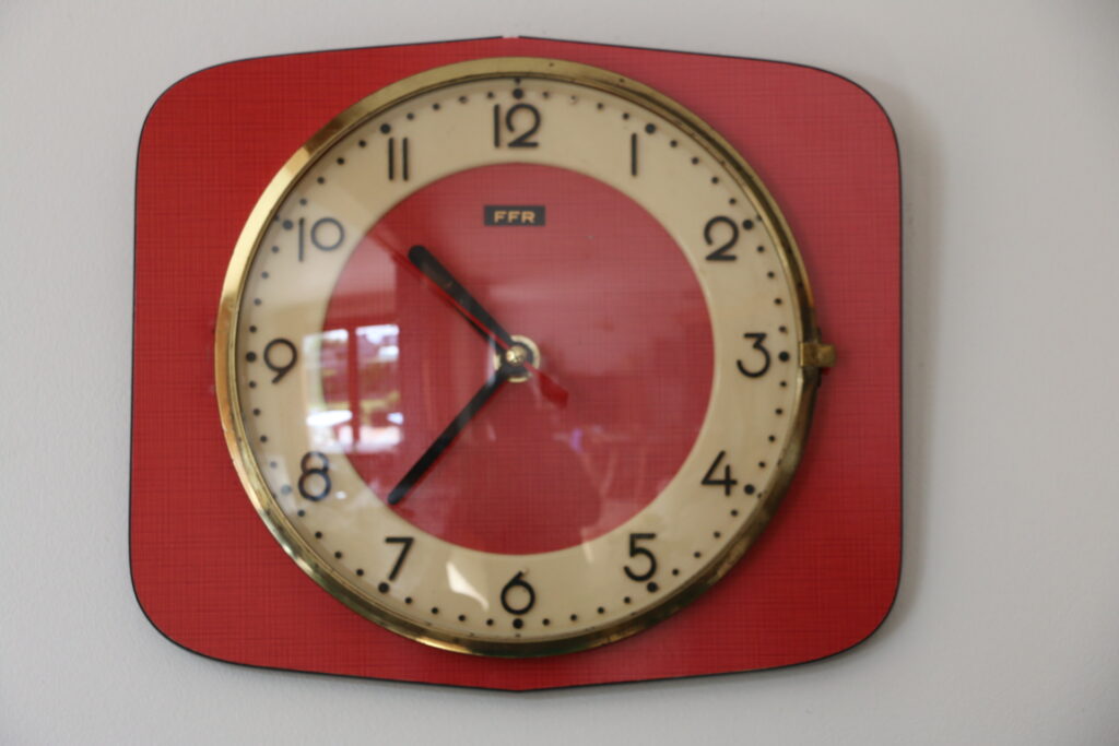 Horloge FFR formica framboise