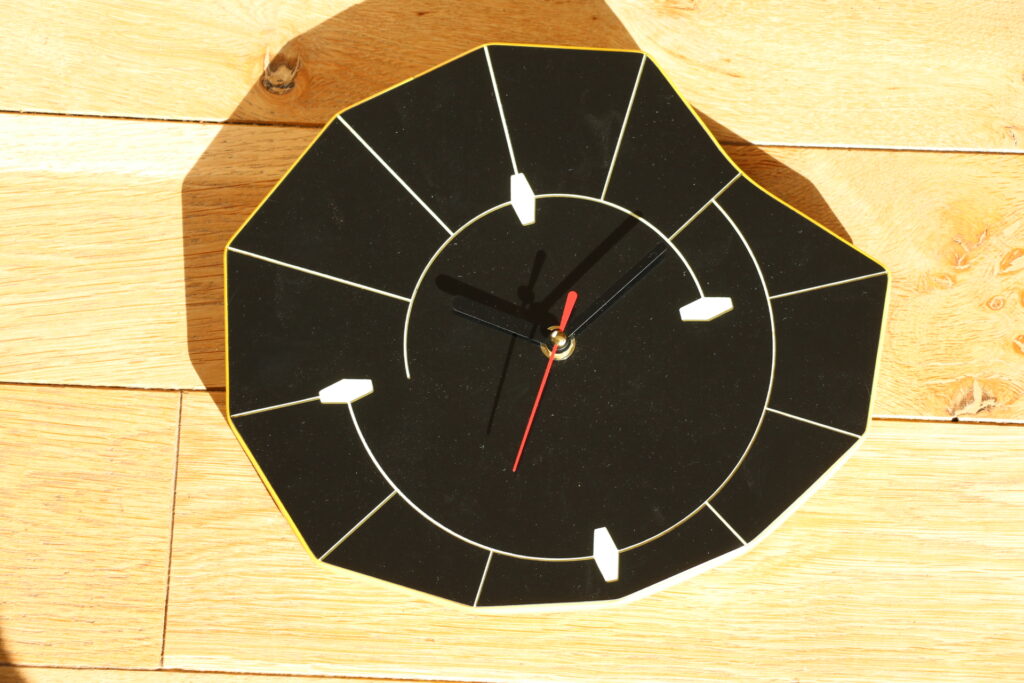 Horloge formica noir jaune