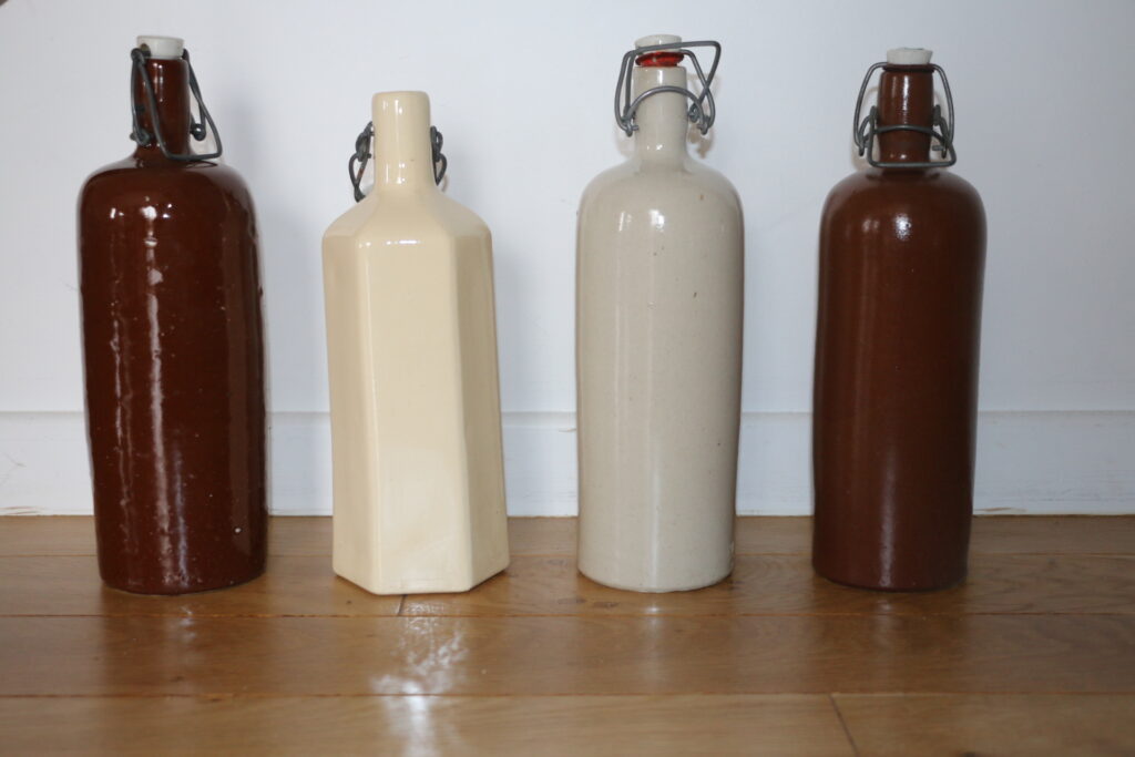 Bouteille/soliflore triangulaire en grès émaillé