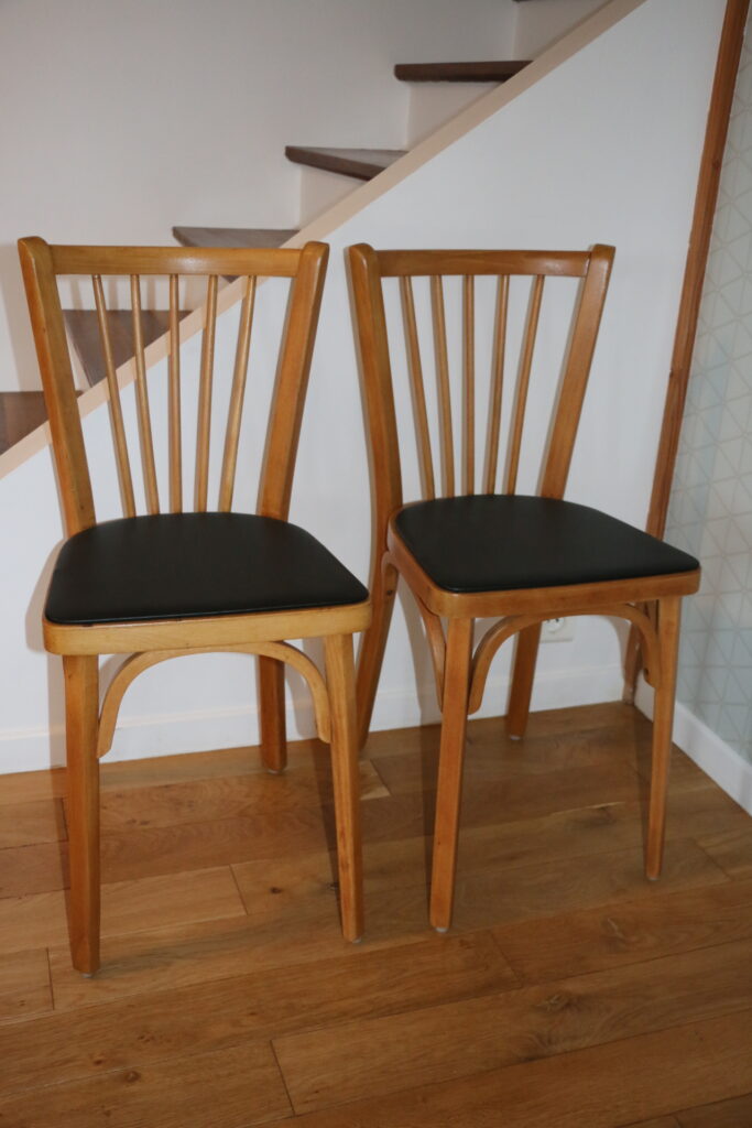 2 chaises BAUMANN N°12 skaï noir hêtre clair