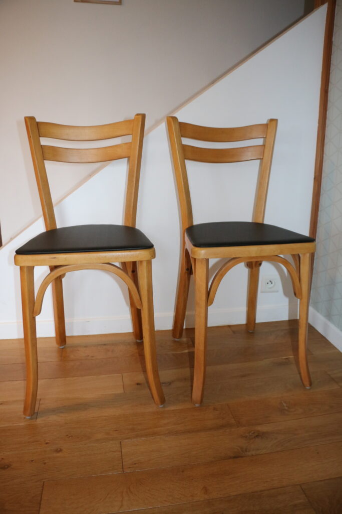 2 chaises Baumann N°19 hêtre clair skai noir