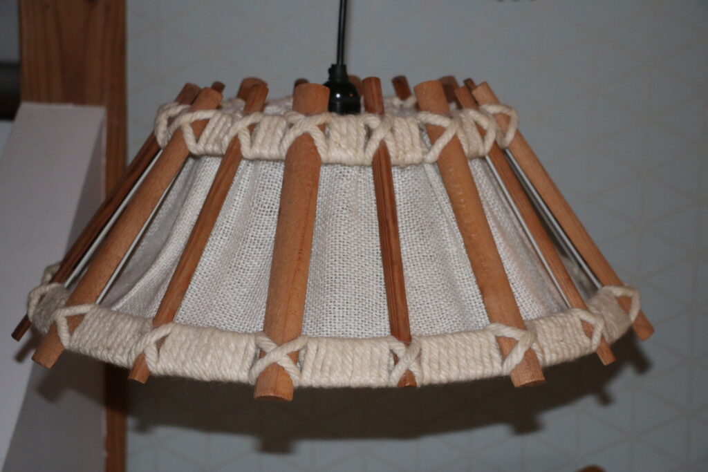 Suspension bois et tissu 1970