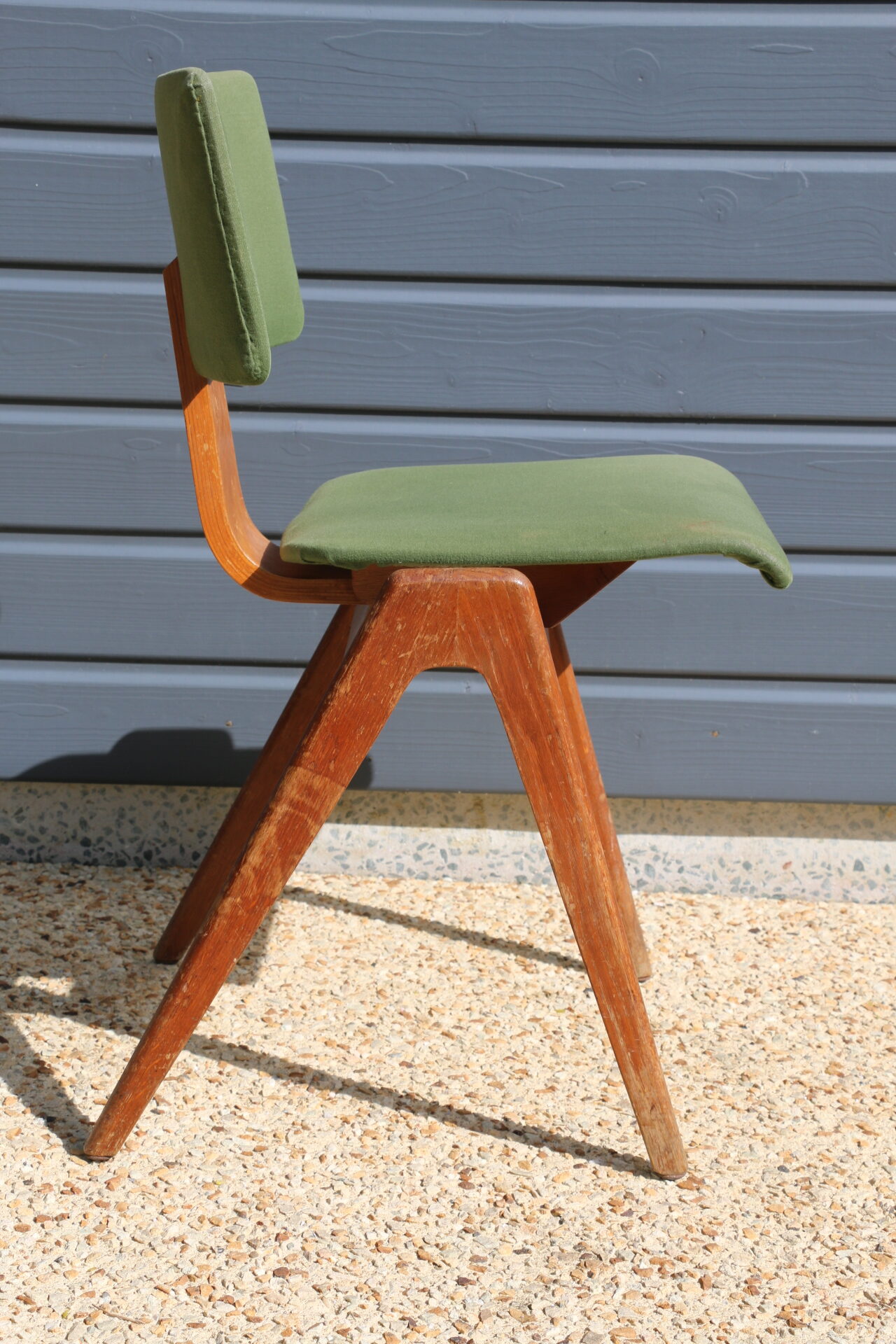 5 chaises en plastique orange Robin Day pour Hille