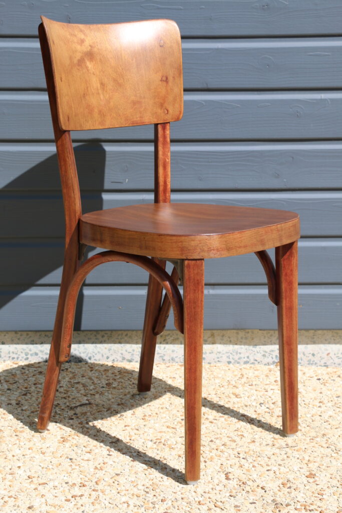 Série de 12 chaises bistrot foncées 1950