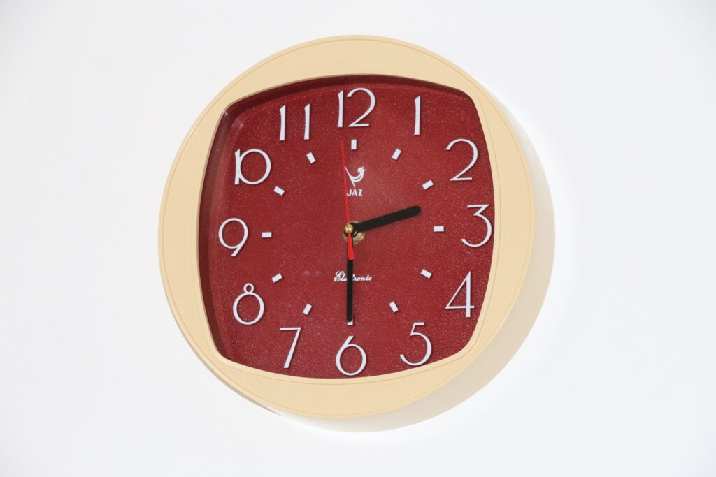 Horloge Jaz ronde bordeaux