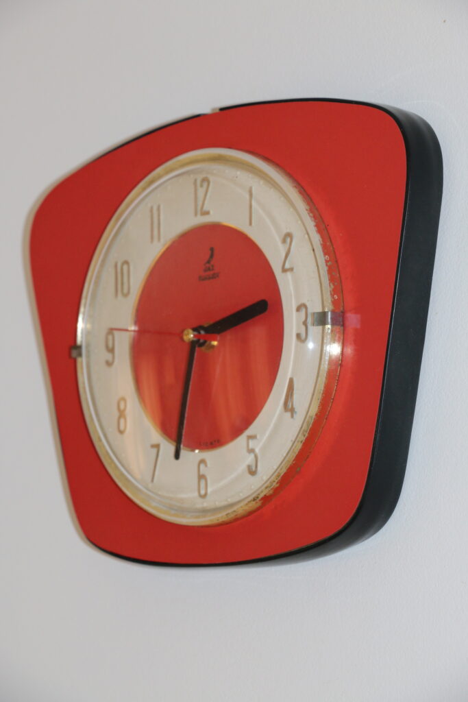 Horloge murale JAZ formica rouge