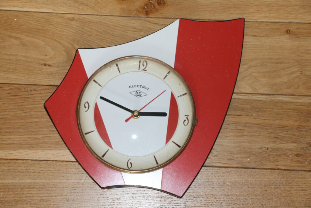 Horloge murale Electric formica rouge