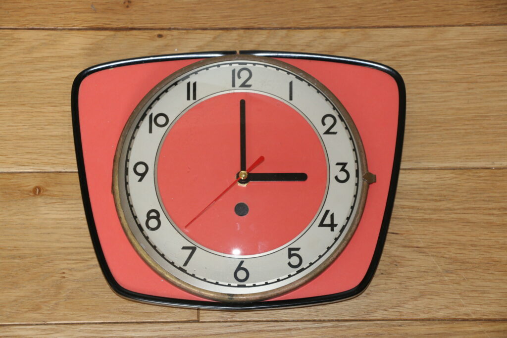 Horloge murale formica saumon