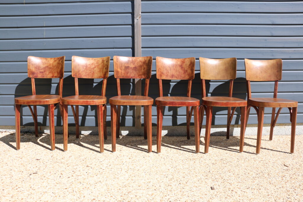 Série de 12 chaises bistrot foncées 1940