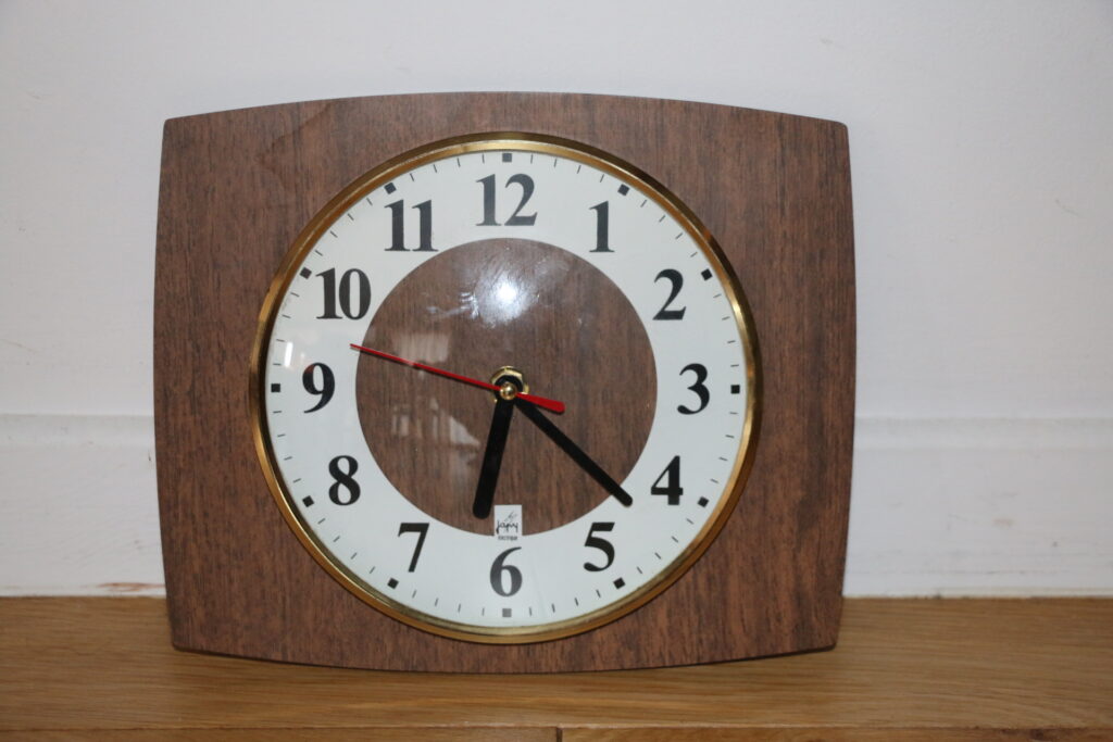 Horloge formica marron Japy