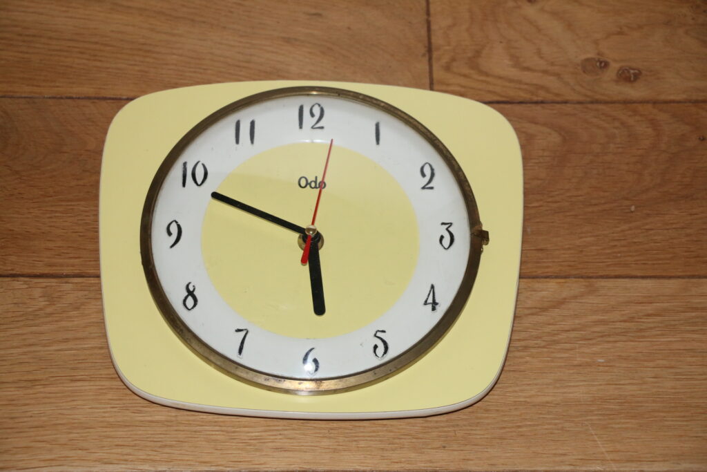 Horloge formica jaune Odo
