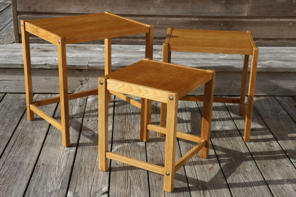 3 tables gigognes chêne clair 1960