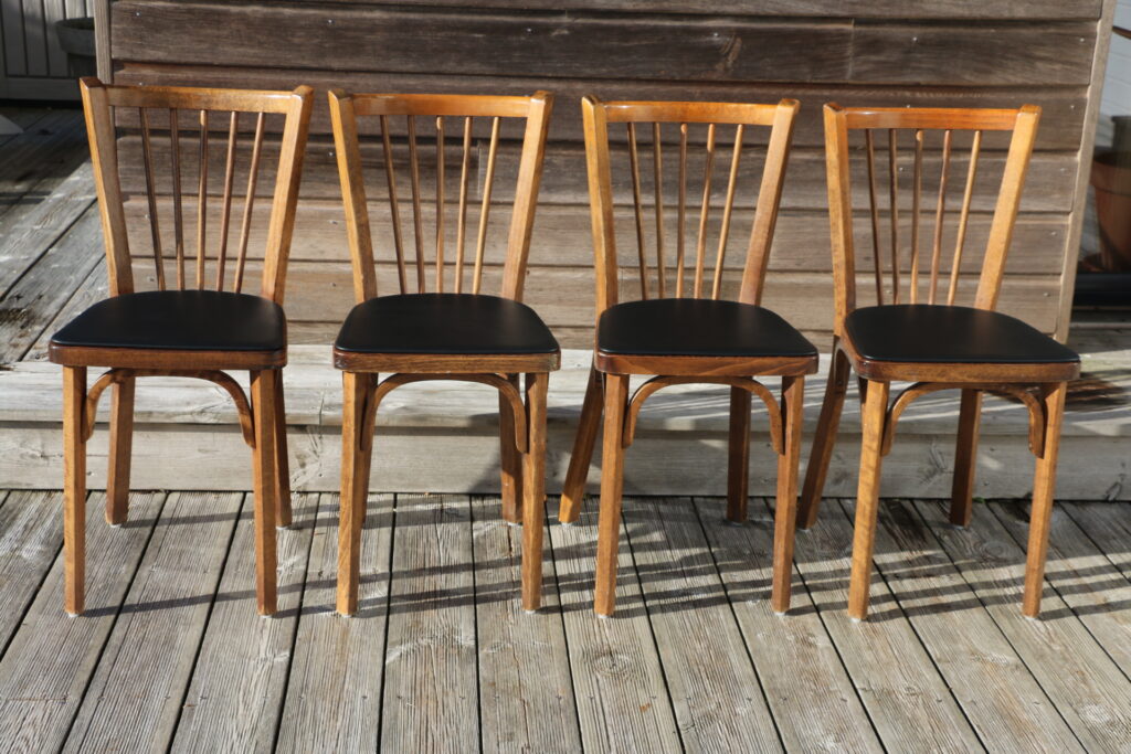 4 chaises BAUMANN N°153 skaï noir hêtre foncé
